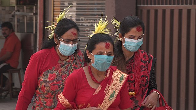 Dames met gerst aanhun hoofd gebonden