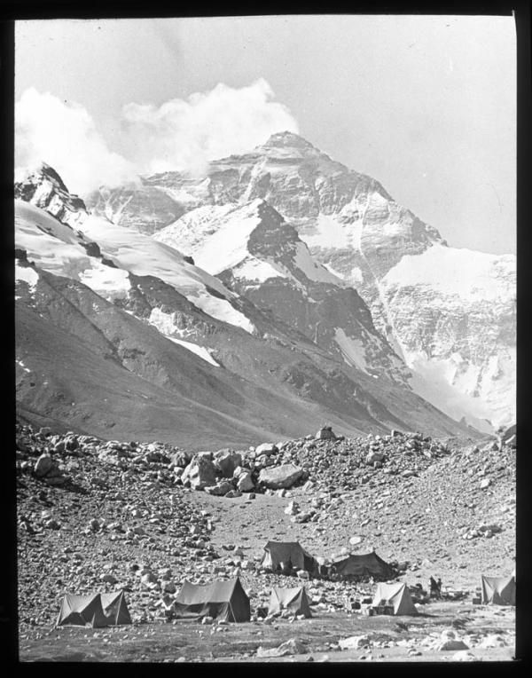 Oude foto met zicht op Mount Everest